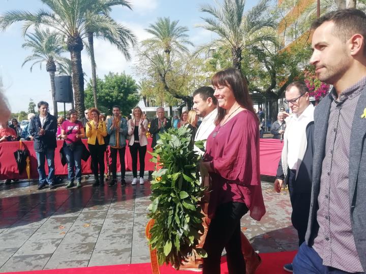 L’ofrena floral al monument a Francesc Macià amb motiu de la Diada ha estat marcada pel to reivindicatiu i de manifestació del discurs de l’alcaldessa