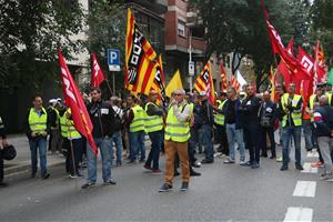 Manifestació convocada per CCOO i UGT a les portes del Departament de Treball en solidaritat amb els treballadors de la logística i mercaderies. ACN