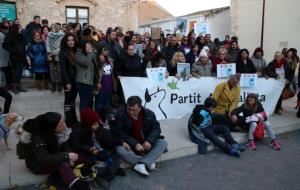 Manifestació de protesta per la mort d'un rottweiler abatut per la Policia Local de Calafell. ACN