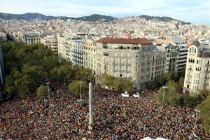 Manifestació massiva al centre de Barcelona per rebutjar la sentència del Suprem durant la vaga general. ACN