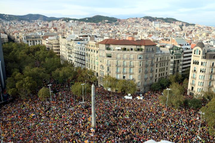 Manifestació massiva al centre de Barcelona per rebutjar la sentència del Suprem durant la vaga general. ACN