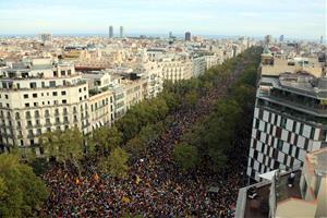 Manifestació massiva al centre de Barcelona per rebutjar la sentència del Suprem durant la vaga general