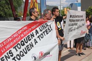Manifestants a la porta de la comissaria de Mossos de Vilanova i la Geltrú, durant la concentració de suport al detingut aquest dimecres al migdia. AC