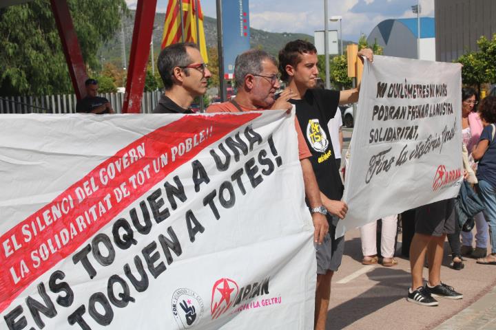 Manifestants a la porta de la comissaria de Mossos de Vilanova i la Geltrú, durant la concentració de suport al detingut aquest dimecres al migdia. AC
