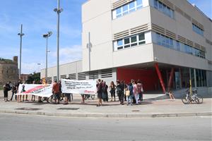 Manifestants a la porta de la comissaria de Mossos de Vilanova i la Geltrú, durant la concentració de suport al detingut aquest dimecres al migdia