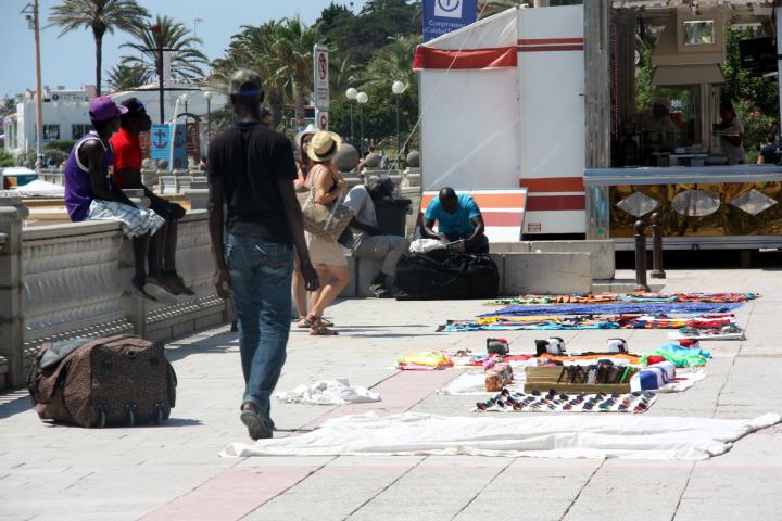 Manters al Passeig Marítim de Sitges, en una imatge de l'agost del 2015. ACN