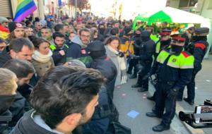 Màxima tensió a Sitges per la presència d'una parada informativa del partit ultradretà Vox. EIX