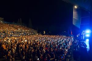 Melendi desferma l'eufòria co·lectiva al Festival Terramar de Sitges