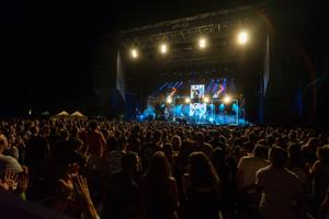 Melendi desferma l'eufòria co·lectiva al Festival Terramar de Sitges