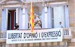 Membres de l'equip del president del Govern, Quim Torra, pengen la nova pancarta a la façana de Palau: