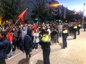 Mig miler de persones protesten a les portes dels Mossos a Vilanova per la detenció d'un jove aquest migdia. EIX