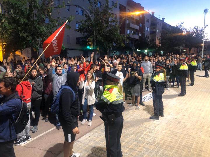 Mig miler de persones protesten a les portes dels Mossos a Vilanova per la detenció d'un jove aquest migdia. EIX