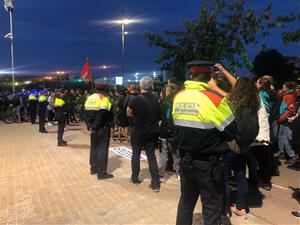 Mig miler de persones protesten a les portes dels Mossos a Vilanova per la detenció d'un jove aquest migdia