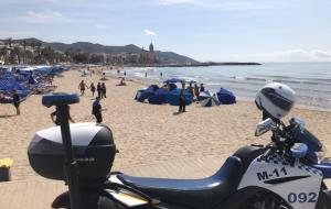 Mor un banyista de 82 anys a la platja, a Sitges. Policia local de Sitges
