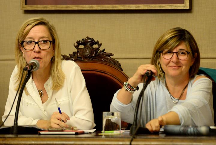 Neus Lloveras i Glòria Garcia al ple de l'Ajuntament de Vilanova. Carles Castro