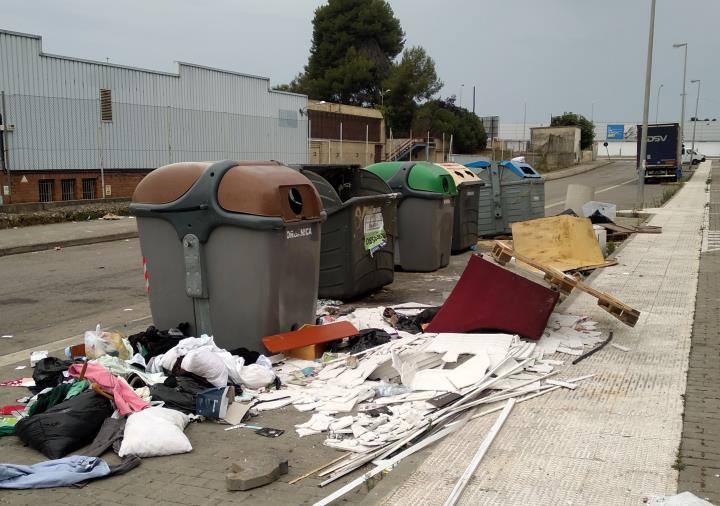 Nombroses queixes per l'acumulació de mobles i escombraries als contenidors de Vilanova. Maria Carmen Cebrian