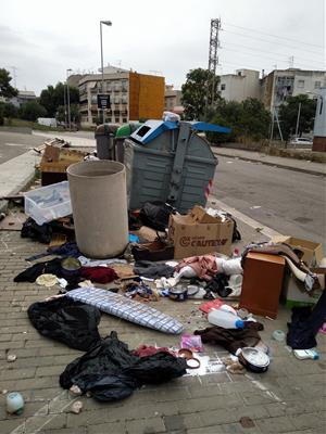 Nombroses queixes per l'acumulació de mobles i escombraries als contenidors de Vilanova