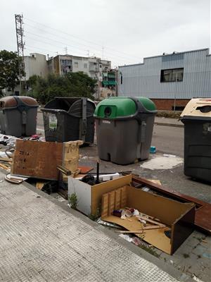 Nombroses queixes per l'acumulació de mobles i escombraries als contenidors de Vilanova