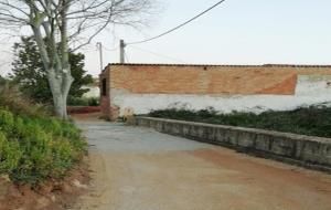Obert el pas alternatiu per accedir amb cotxe  al nucli antic de Santa Oliva pel camí de l'antiga Stachys. Ajuntament de Santa Oliva