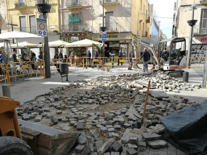 Obres a la cruïlla de la rambla Principal i el carrer de Miguel de Cervantes. Ajuntament de Vilanova