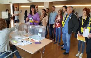 Olga Arnau exercint el seu dret al vot, acompanyat dels que ja són els nous regidors republicans a Vilanova. ERC