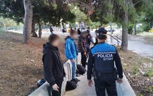 Operació de la policia de Sitges contra la tinença i el consum de drogues i alcohol a l’espai públic. Ajuntament de Sitges
