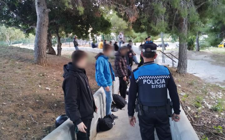 Operació de la policia de Sitges contra la tinença i el consum de drogues i alcohol a l’espai públic. Ajuntament de Sitges