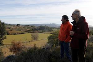 ordi Vidal, coordinador a l'Anoia d'UP, i Josep Baulida, portaveu de Per la Conca, a la zona que es veuria afectada. ACN