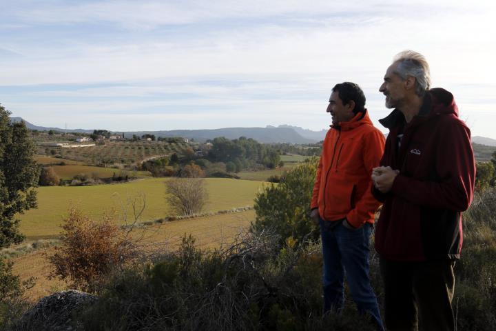 ordi Vidal, coordinador a l'Anoia d'UP, i Josep Baulida, portaveu de Per la Conca, a la zona que es veuria afectada. ACN