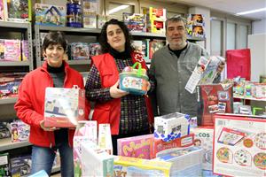 Organitzadors de Creu Roja Manresa a la botiga de joguines. Imatge del 3 de gener del 2019. ACN