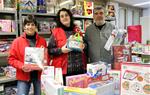 Organitzadors de Creu Roja Manresa a la botiga de joguines. Imatge del 3 de gener del 2019. ACN