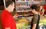 Pare i fill compren petards en un punt de venda de pirotècnia a Mataró, el 22 de juny de 2019. ACN