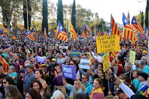 Part dels manifestants de la convocatòria contra la sentència feta per les entitats socials per reclamar 