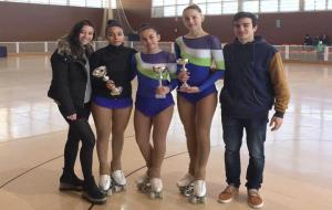 Patinadores i entrenadors del Club Patí Calafell amb les tres copes obtingudes. Eix