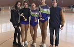 Patinadores i entrenadors del Club Patí Calafell amb les tres copes obtingudes. Eix