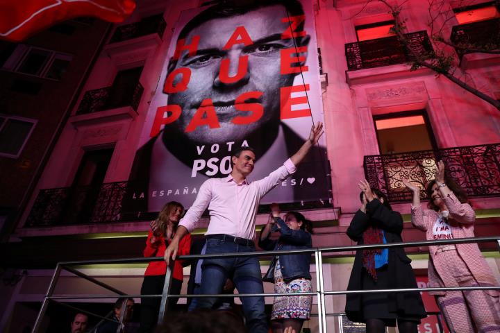 Pedro Sánchez saludant a militants i simpatitzants davant la seu de Ferraz la nit electoral del 28 d'abril del 2019 . Reuters