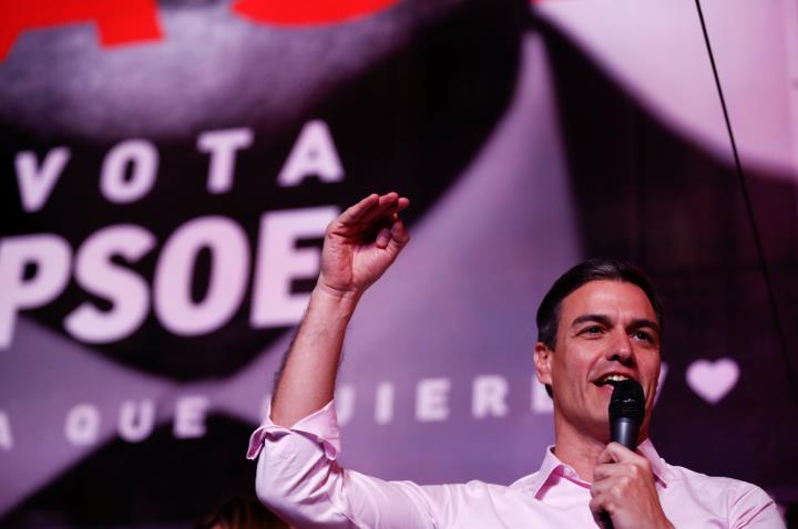 Pedro Sánchez valorant el resultat electoral davant de militants i simpatitzants a la seu de Ferraz la nit electoral del 28 d'abril del 2019. Reuters
