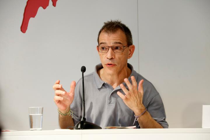 Pep Sotillos, activista de lluita contra l'estigma de la salut mental i supervivent, a la roda de premsa. ACN