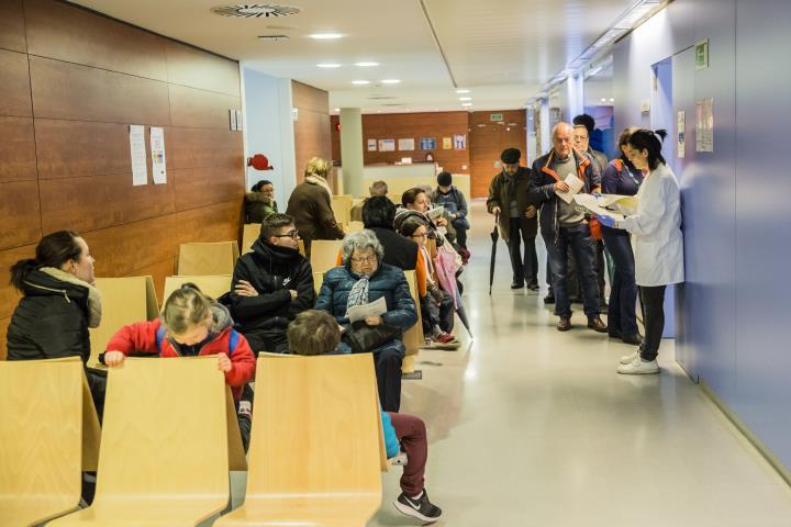 Persones esperen el seu torn per a fer-se una anàlisi de sang o d'orina. Ariadna Creus/Àngel Garci