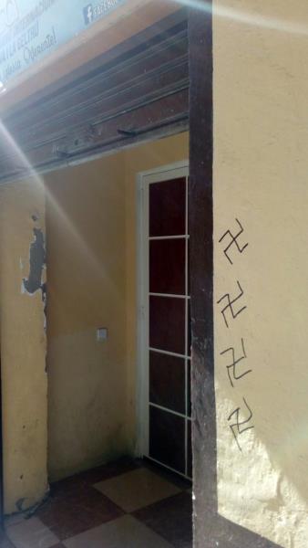 Pinten simbologia nazi a les portes de l'església evangèlica de la Geltrú. @EmprenyatVNG 