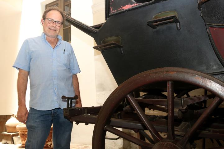 Pla americà de Pere Izquierdo, director gerent en funcions del Consorci de Patrimoni de Sitges, al costat d'un carruatge del Museu Romàntic. ACN