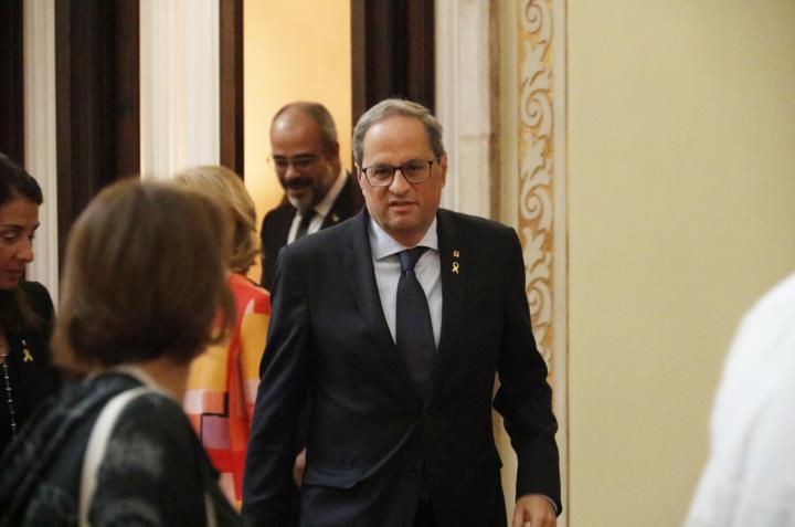 Pla americà del president de la Generalitat, Quim Torra, sortint del seu despatx al Parlament el 17 d'octubre de 2019. ACN