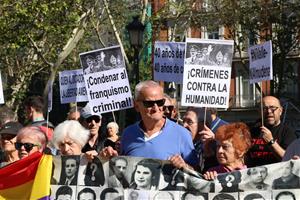 Pla curt de la concentració de la plataforma #NiValleNiAlmudena davant del Suprem abans que es conegués la decisió d'exhumar Franco, el 24 de setembre