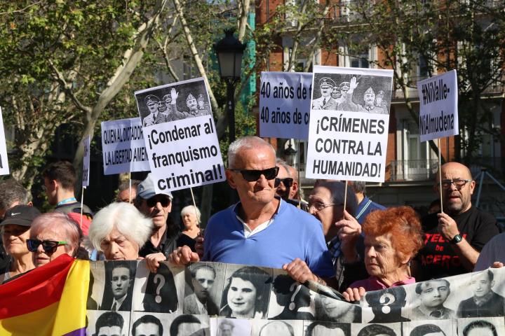 Pla curt de la concentració de la plataforma #NiValleNiAlmudena davant del Suprem abans que es conegués la decisió d'exhumar Franco, el 24 de setembre