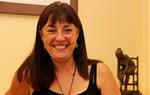 Pla curt de l'alcaldessa de Vilanova i la Geltrú, Olga Arnau, mirant a càmera somrient. ACN