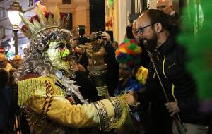 Pla curt del moment en què l'alcalde de Sitges, Miquel Forns, rep el Rei Carnestoltes per entregar-li la vara