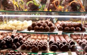 Pla curt dels prestatges d'una pastisseria de Barcelona plens d'ous de Pasqua de xocolata blanca, negra i amb llet. ACN