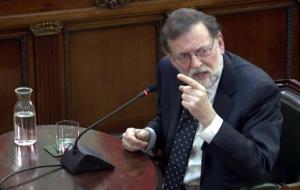 Pla curt, extret de senyal institucional, de l'expresident espanyol Mariano Rajoy responent com a testimoni a les defenses en el judici al Suprem. Tri