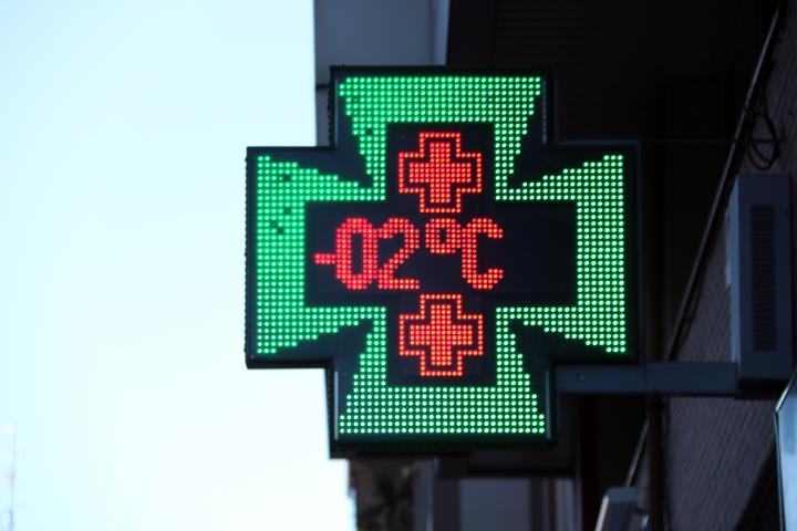 Pla detall d'un termòmetre que marca -2 graus de temperatura al centre de Manresa. ACN