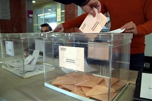 Pla detall d'un votant exercint el seu dret a vot a l'Institut Vidal i Barraquer de Tarragona. Imatge del 10 de novembre del 2019 . ACN